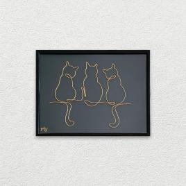 3 pisicute, tablou sculptura din fir continuu de sarma placata cu aur, 19×25 cm – cod 2322