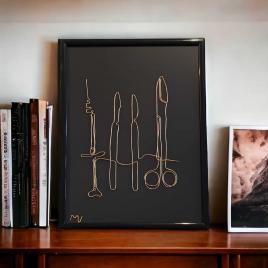 Instrumente chirurgicale, sculptura din fir continuu de sarma placata cu aur, 19×25 cm