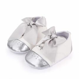 Pantofiori albi cu fundita argintie (marime disponibila: 3-6 luni (marimea 18