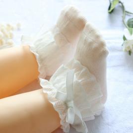 Sosetele ivoire elegante pentru fetite (marime disponibila: 0-3 luni)