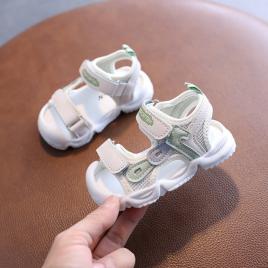 Sandale albe cu insertii vernil (marime disponibila: marimea 25)