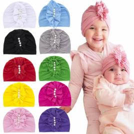 Caciulita tip turban cu perlute aplicate in fata (marime disponibila: 6-9 luni